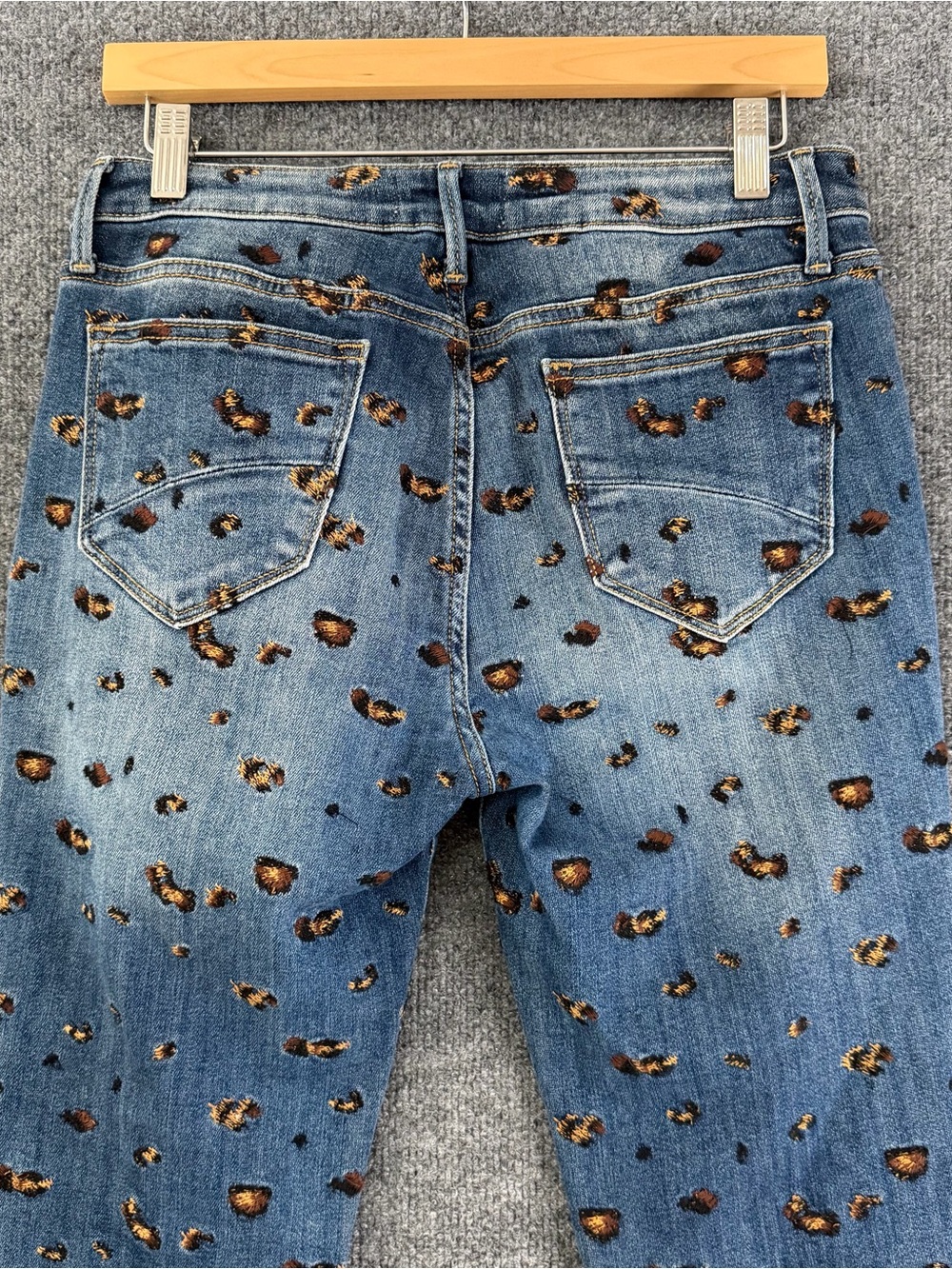 Driftwood Womenβs Jackie Embroidered Cheetah Skinny Jeans Size 29 Blue pockets - Picture 5 of 10